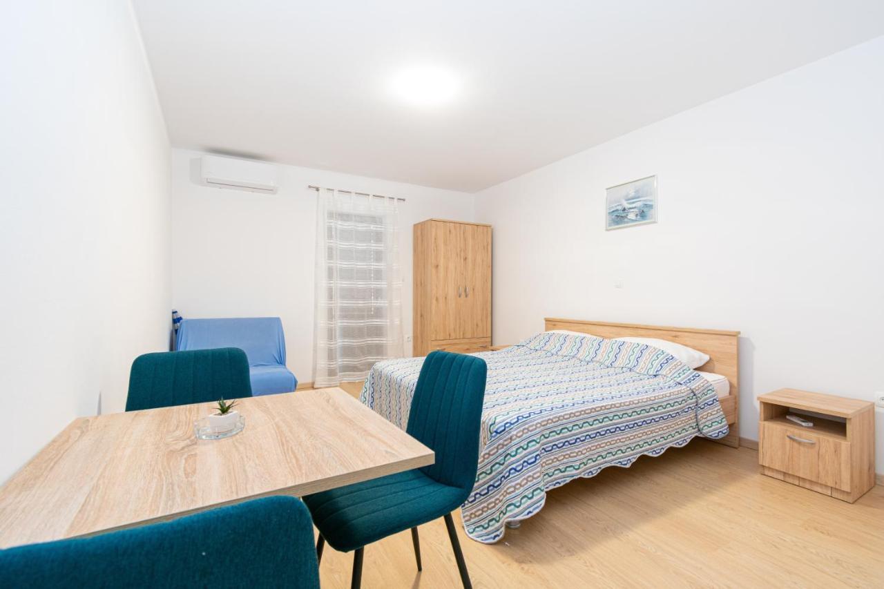 Apartments By The Sea Mandre, Pag - 3084 Kolan Ngoại thất bức ảnh
