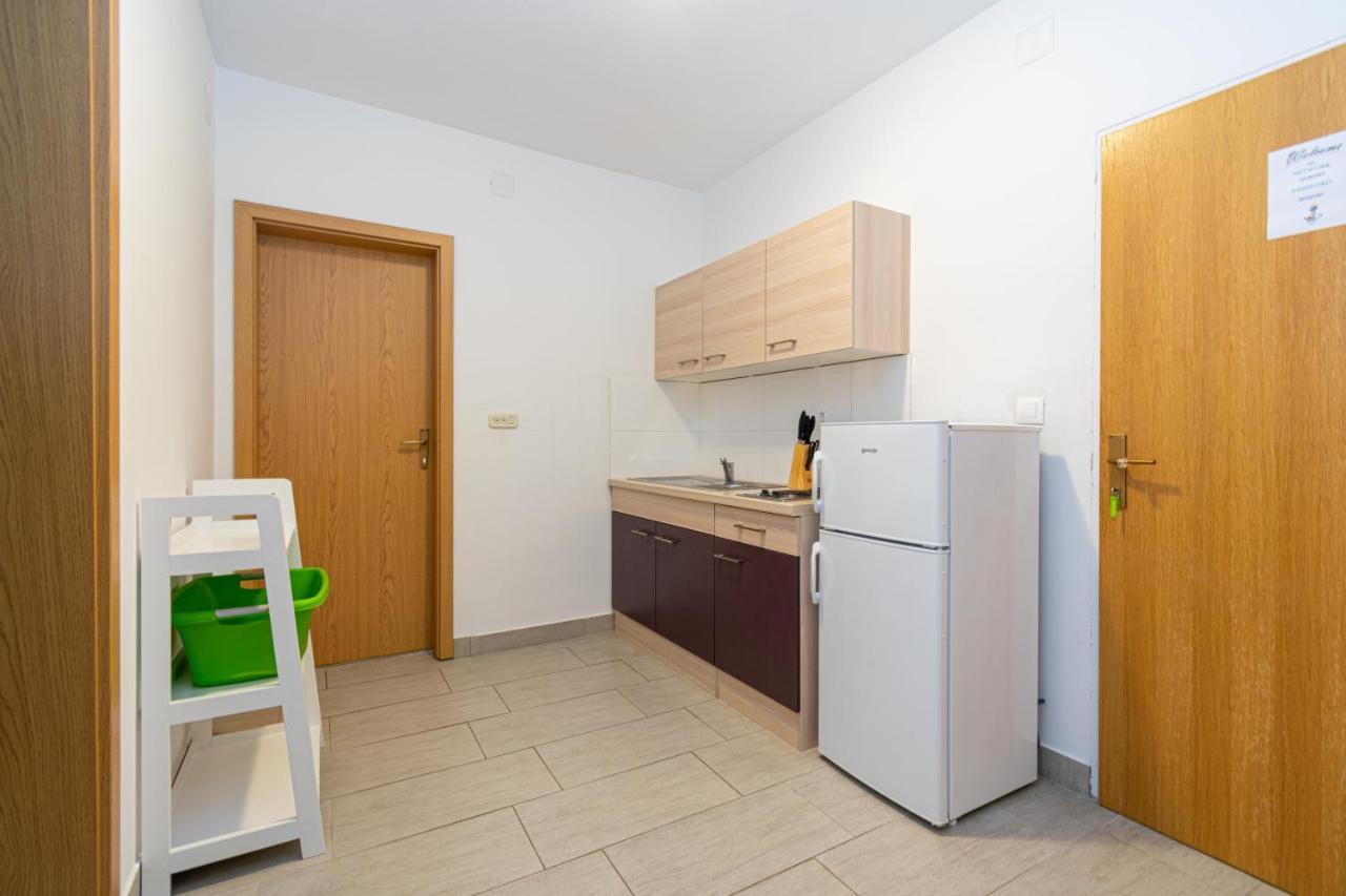 Apartments By The Sea Mandre, Pag - 3084 Kolan Ngoại thất bức ảnh