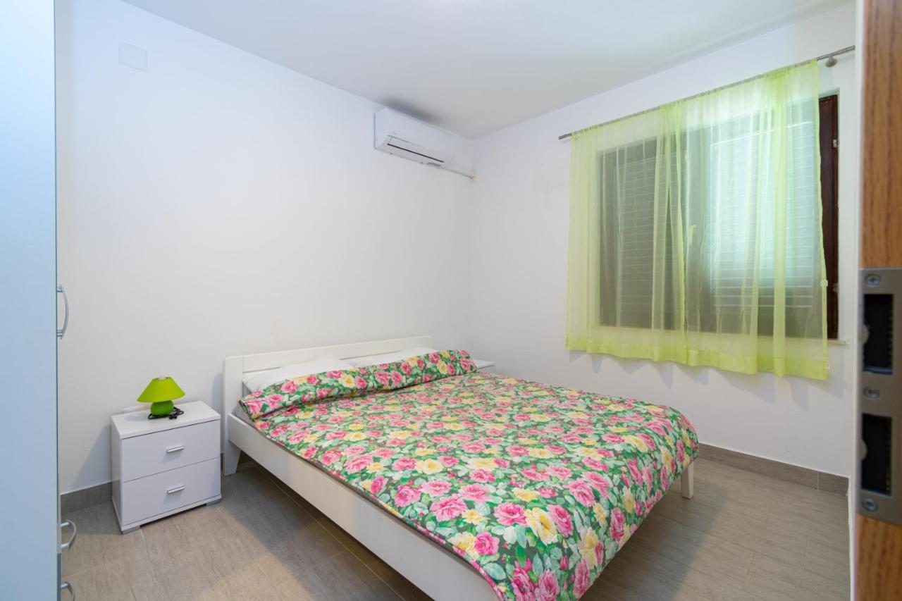 Apartments By The Sea Mandre, Pag - 3084 Kolan Ngoại thất bức ảnh